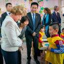 The King and Queen were given a tour of the kindergarten. Photo: Heiko Junge, NTB scanpix